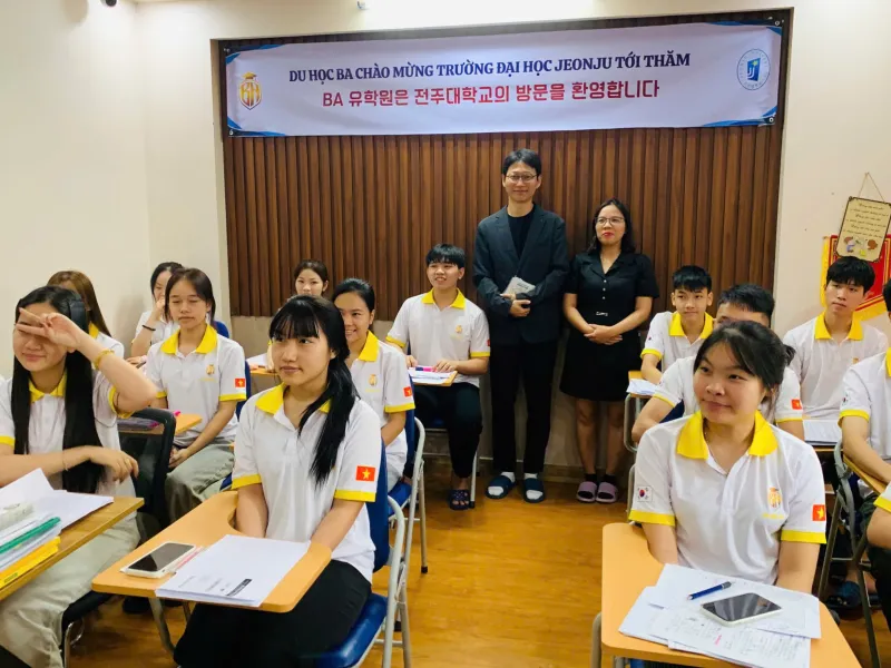 Lớp tiếng Hàn tại văn phòng Du Học BA Hải Phòng, đại diện Đại học Jeonju dự giờ
