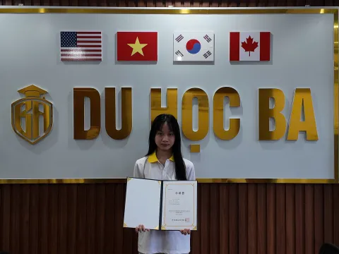 Học viên nhận chứng chỉ kết khóa tiếng Hàn