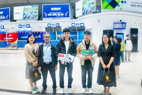 Gia đình tiễn học viên lên đường du học Hàn Quốc tại sân bay Cát Bi