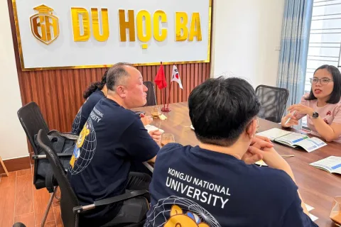Đại diện trường Kongju trao đổi hồ sơ tại Du Học BA Hải Phòng